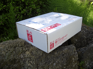 箱に入って到着